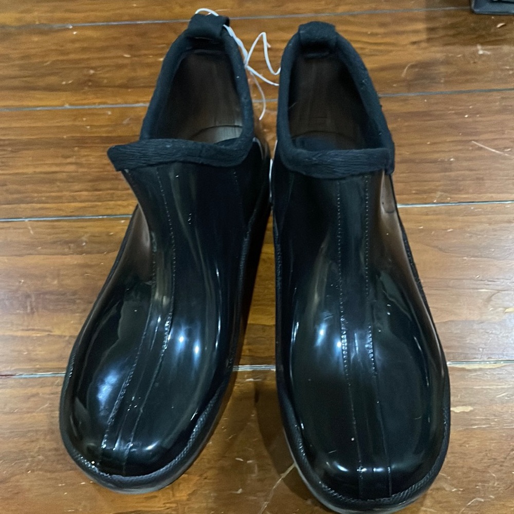 Capelli of New York black rubber ankle boots (sz 8)
